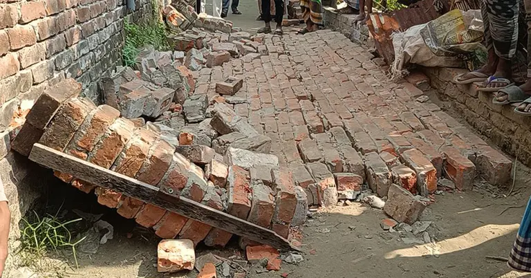 ধসে যাওয়া দেয়াল